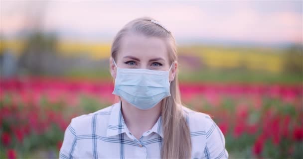 ผู้หญิงสวมหน้ากากป้องกัน ถอดมันออกและหายใจสดลึก — วีดีโอสต็อก