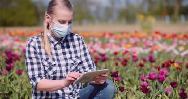 Vrouwelijke landbouwkundige dragen beschermende masker Covid-19 Epidemic Concept. — Stockvideo