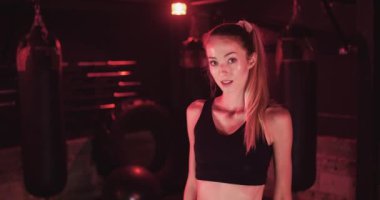 Spor Giyim 'de Kendine Güvenen Güzel Atletik Kadın