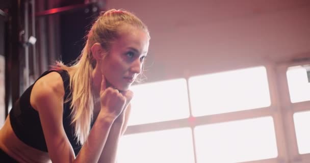 Jovem atleta feminina contemplada no ginásio — Vídeo de Stock