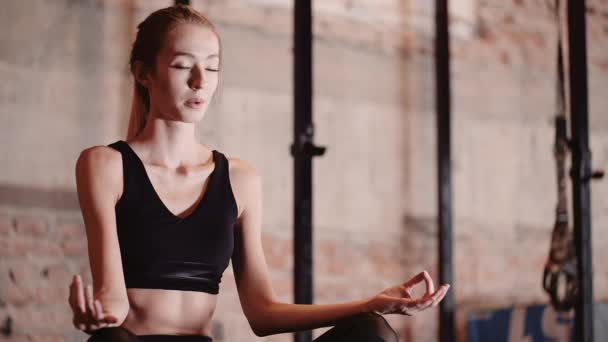 Fit Young Woman Meditating In Gym. Cvičení jógy ve fitness studiu. — Stock video