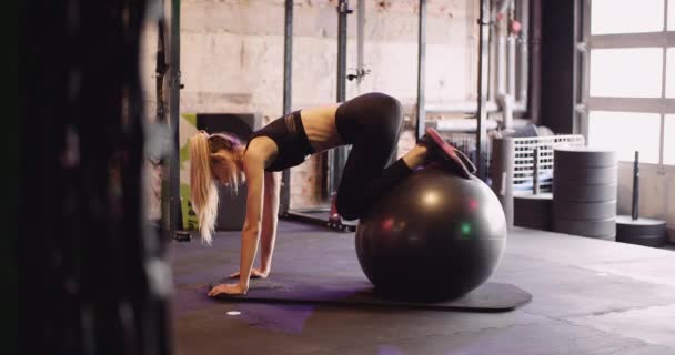 Kobieta sportowiec robi ćwiczenia Pilates w Health Club — Wideo stockowe