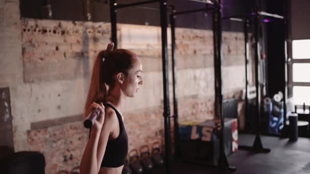 Mujer Deportiva haciendo ejercicio en el Health Club — Vídeos de Stock