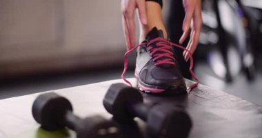 Sporcu kadın spor salonunda çalışmaya hazırlanıyor.