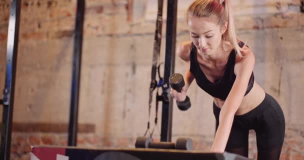 Sportovní žena dělá zpět cvičení na zdraví klub — Stock video