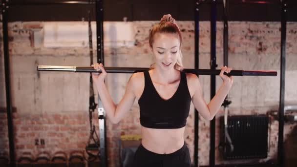 Pewna siebie kobieta ćwiczy w siłowni — Wideo stockowe