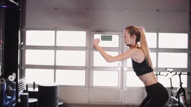 Bertekad Atlet Perempuan Latihan di Studio Kebugaran — Stok Video