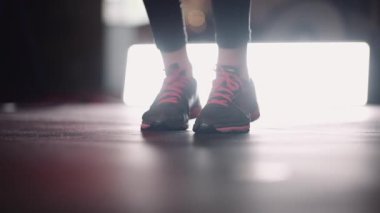 Atletik Kadın Kardiyo Çalışması Yapıyor