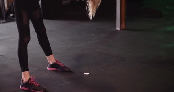 Odhodlaná žena sportovec dělá cvičení v tělocvičně — Stock video