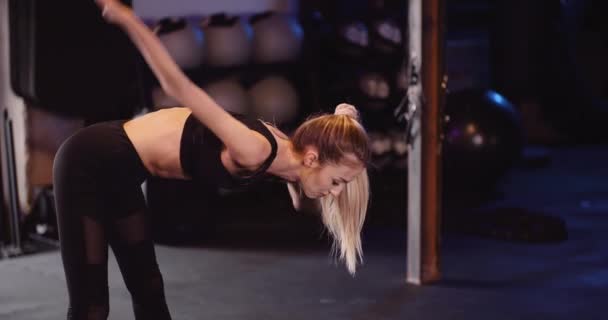 Slanke atletische vrouw doet workout op Gym — Stockvideo