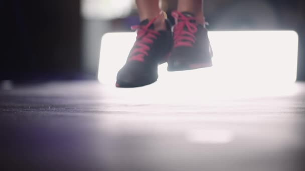 Slim Γυναικεία προπόνηση αθλητή στο γυμναστήριο — Αρχείο Βίντεο