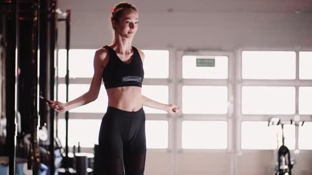 Magro Atleta Feminino Treinando no Fitness Club — Vídeo de Stock