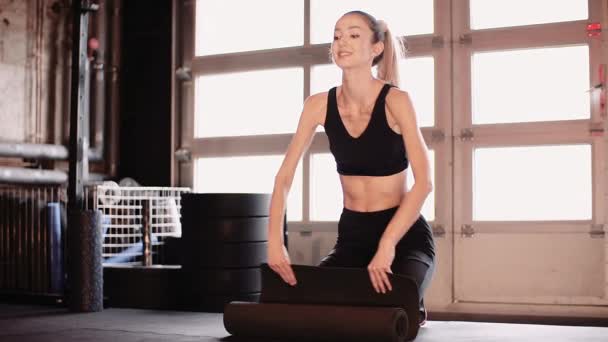 Vrouw die zich voorbereidt op de training in de fitnessclub — Stockvideo