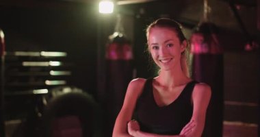 Spor salonundaki Gülümseyen Kadın Sporcunun Portresi