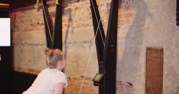 Визначений жінка спортсмен тренування в тренажерному залі — стокове відео