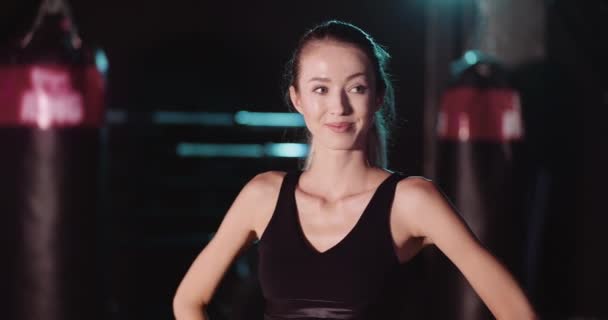 흥미를 끄는 여자 운동 선수가 체육관에서 하는 스포츠 맹세 — 비디오