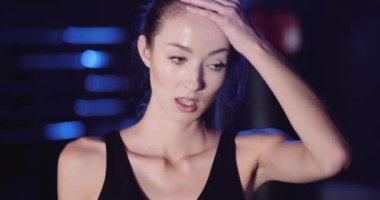 Yorgun Bayan Sporcu Egzersizden Sonra Ara Verdi