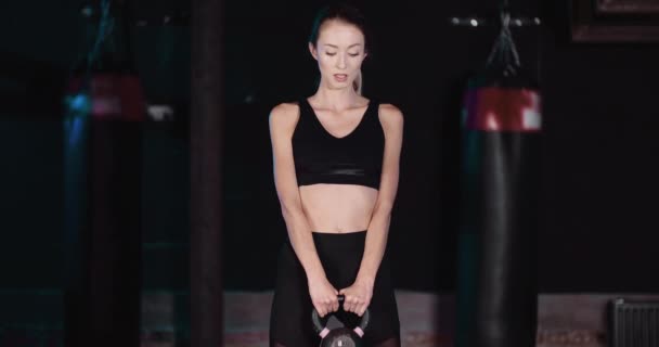 Mujer Deportiva haciendo ejercicio en el club de fitness — Vídeo de stock