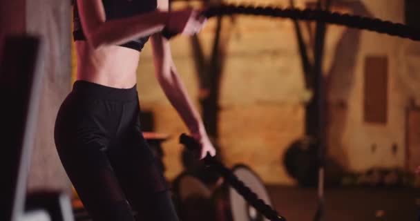 Sportif Kadın Spor Salonu 'nda Egzersiz Yapıyor — Stok video