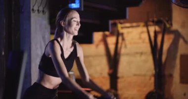 Sportif Kadın Spor Salonu 'nda Egzersiz Yapıyor