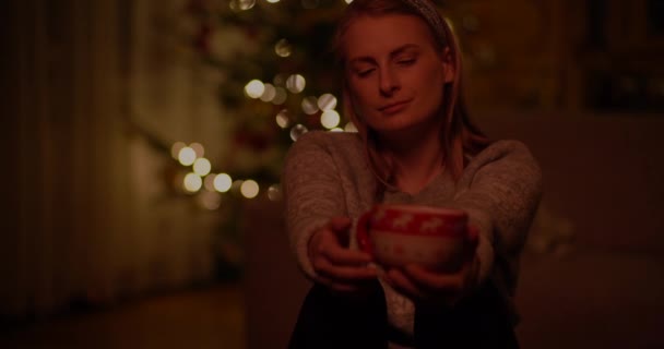 Žena relaxovat doma s šálkem kávy — Stock video