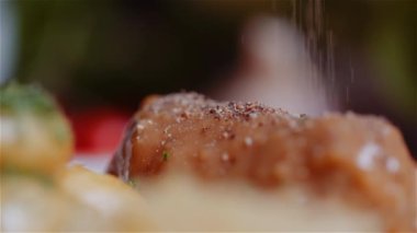 Mutfaktaki ahşap masadaki taze yiyecekler.