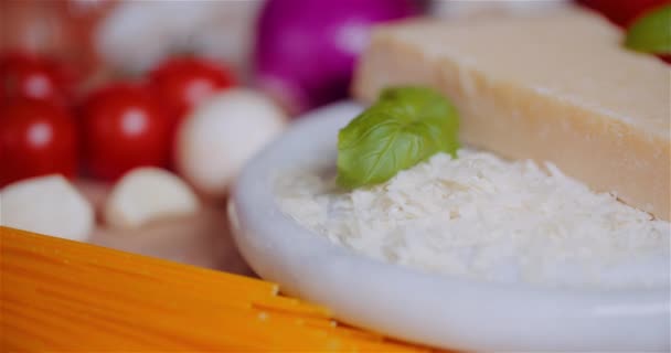 Ingredientes de alimentos frescos en la mesa de madera en la cocina. queso parmesano rallado. — Vídeo de stock