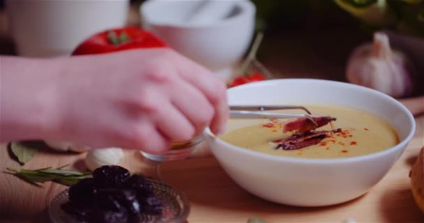 Ingredientes de alimentos frescos na mesa de madeira na cozinha — Vídeo de Stock