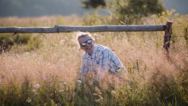 Retrato de agricultora positiva na exploração agrícola — Vídeo de Stock