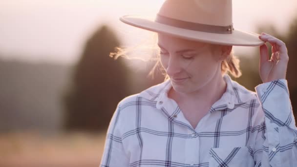 Portret van positieve vrouwelijke landbouwer op landbouwbedrijf — Stockvideo