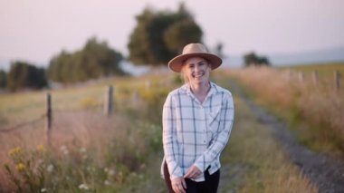 Tarım çiftliğindeki pozitif kadın çiftçinin portresi