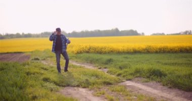 Bir tarımda çalışırken cep telefonuyla konuşan çiftçi