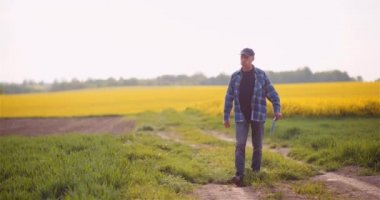 Bir tarımda çalışırken cep telefonuyla konuşan çiftçi