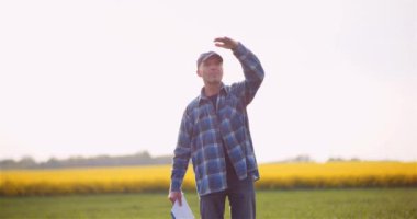 Bir tarımda çalışırken cep telefonuyla konuşan çiftçi