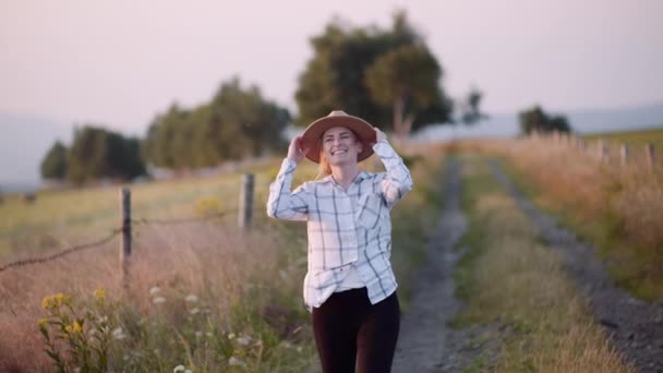 Portret pozytywnej kobiety rolnika w gospodarstwie rolnym — Wideo stockowe