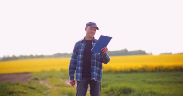 Bir tarımda çalışırken cep telefonuyla konuşan çiftçi — Stok video
