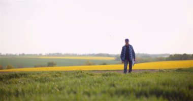 Bir tarımda çalışırken cep telefonuyla konuşan çiftçi