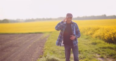 Bir tarımda çalışırken cep telefonuyla konuşan çiftçi