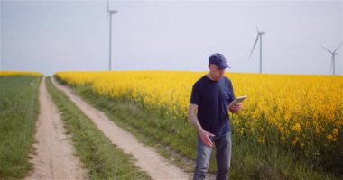 Bir tarımda çalışırken cep telefonuyla konuşan çiftçi