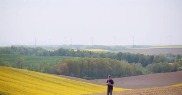 Agricultor conversando no telefone celular enquanto trabalhava em uma agricultura de campo — Vídeo de Stock