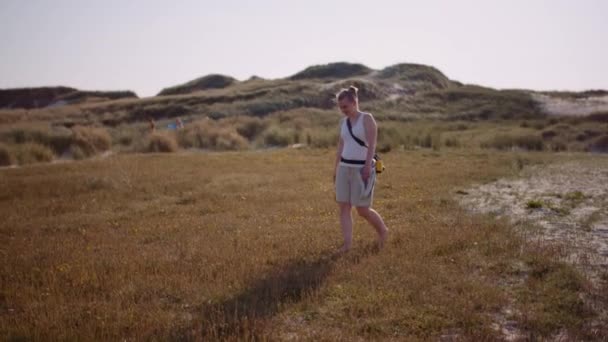 夏天在海滩散步的年轻女子 — 图库视频影像