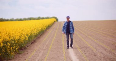 Tarım - Tarlada Tarlada Yürüyen Çiftçi ya da Tarımcı Tarlalara Bakıyor.