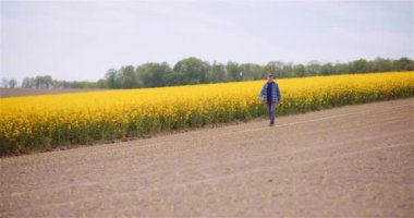 Çiftçi Çiftlik Tarım Konseptinde Tecavüz Tohumu Ekinlerini İnceledi.