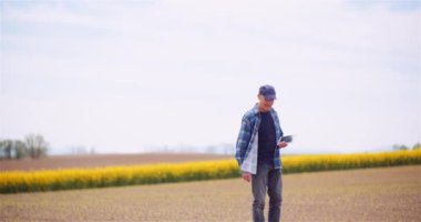 Çiftçinin Tarım Alanını İncelemesi Çiftlikteki Dijital Tablet Bilgisayarında Çalışırken.