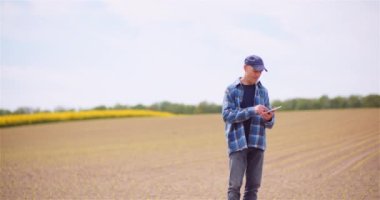 Çiftçi Çiftlik Tarım Konseptinde Tecavüz Tohumu Ekinlerini İnceledi.