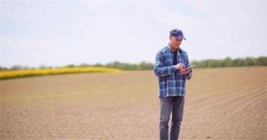 Çiftçi Çiftlik Tarım Konseptinde Tecavüz Tohumu Ekinlerini İnceledi.