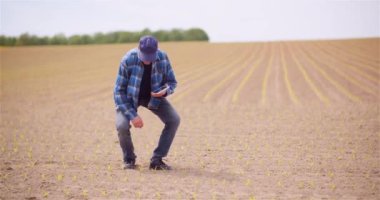 Çiftçi Çiftlik Tarım Konseptinde Tecavüz Tohumu Ekinlerini İnceledi.