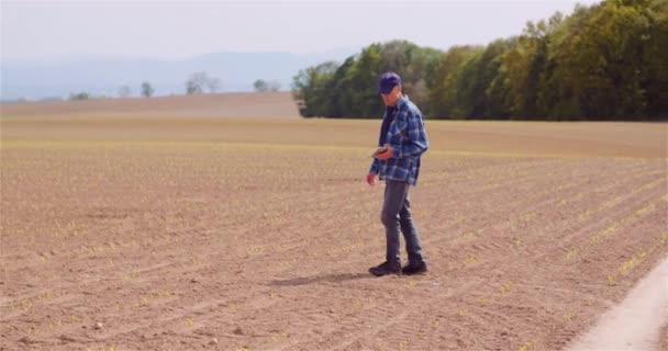 Jordbruk Jordbrukare Promenader på fältet. — Stockvideo
