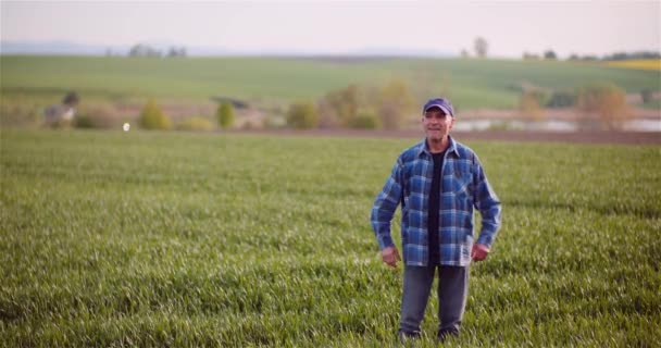 Pozitív sikerű farmer a kamerába néz — Stock videók