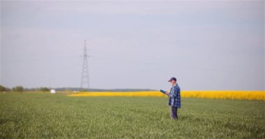 Tarım Çiftçisi Tarlada Yürüyor.